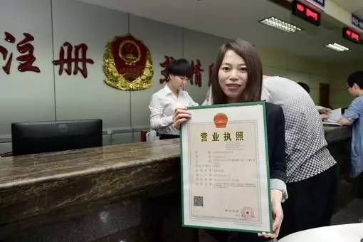 我省日前下發(fā)文件，將從7月1日起全面實(shí)行營業(yè)執(zhí)照、組織機(jī)構(gòu)代碼證、稅務(wù)登記證、社會(huì)保險(xiǎn)登記證和統(tǒng)計(jì)登記證“五證合一”(以下簡稱“五證合一”)登記制度。