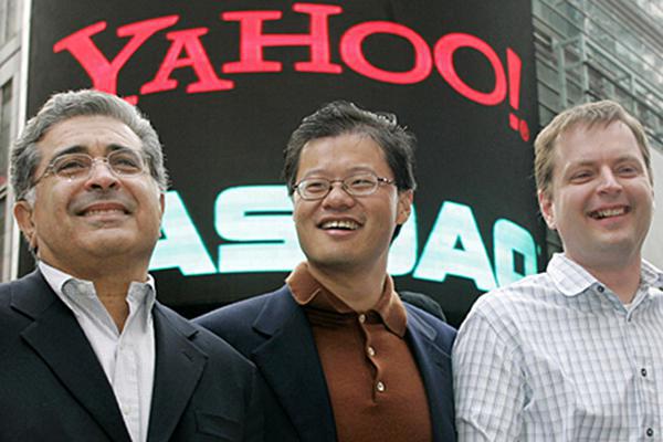 ▲特瑞·賽梅爾（左）、楊致遠（中）和大衛(wèi)·費羅（右）在納斯達克(NASDAQ)的合影